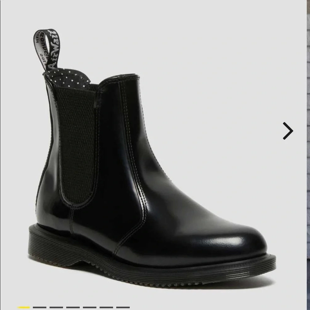 NWOT Dr. Martens Flora Chelsea Boot